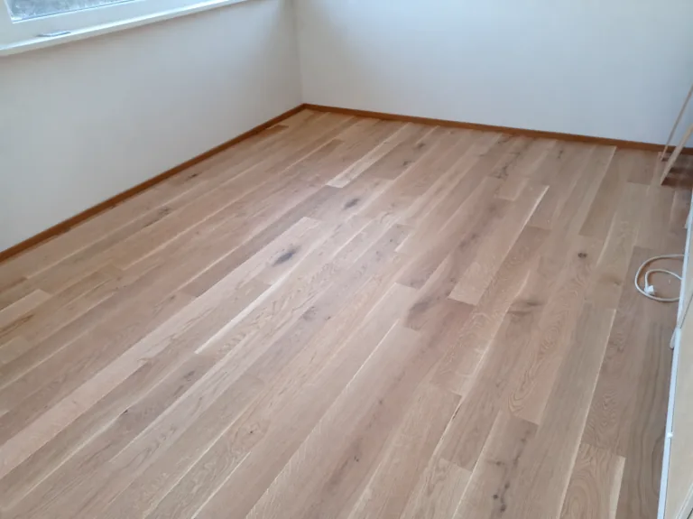 Detail eines natürlich gemaserten Holzbodens