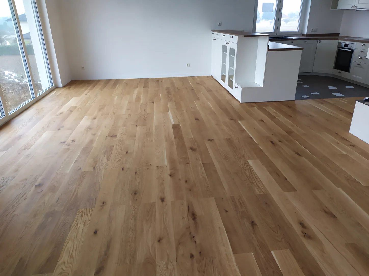 Neu verlegter Holzboden im offenen Wohn- und Küchenbereich