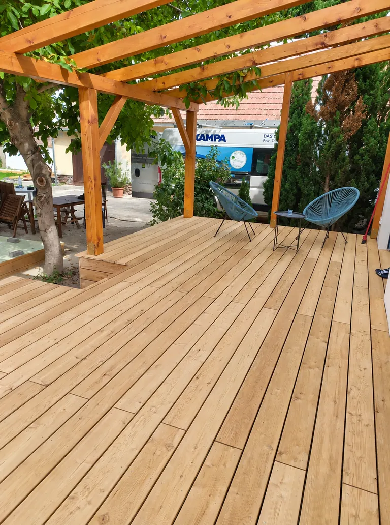 Terrassenboden unter einer Holzpergola