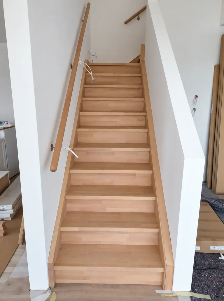 Holztreppe während der Montage